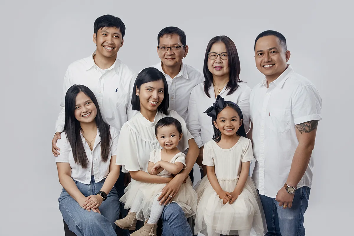 Multi-generational family portrait photographed by Photo Hive in Auckland
